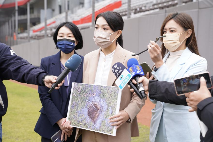 動力火車在新竹棒球場演唱「我很好騙」 網全驚呆脫口一句