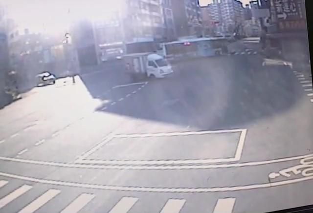 影/台中公車又撞人！2民眾走斑馬線被撞倒…網轟「還沒學到教訓」