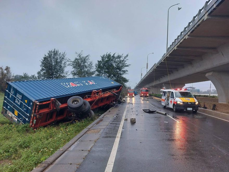 快訊/西濱觀音段驚傳大貨車摔下橋！車頭凹陷、零件噴飛　駕駛慘受困