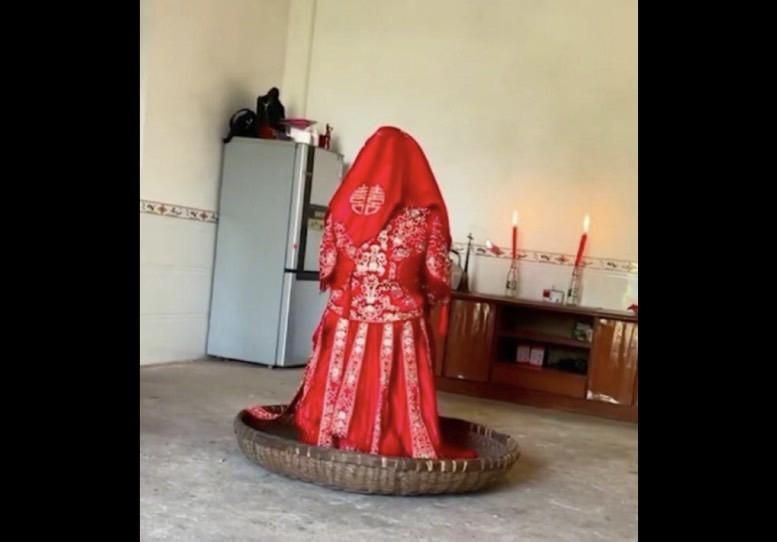 結婚拜堂前要「磨性子」！規定新娘坐竹筐裡5小時　腳還不能碰地