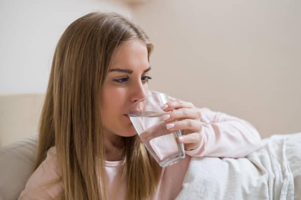 喝熱水比喝冰水好？「最佳飲水溫度」大公開！熱飲超過「這溫度」易罹食道癌