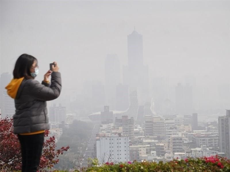 口罩戴好！7日境外污染物入台「空氣品質超差」　北中南皆亮橘燈