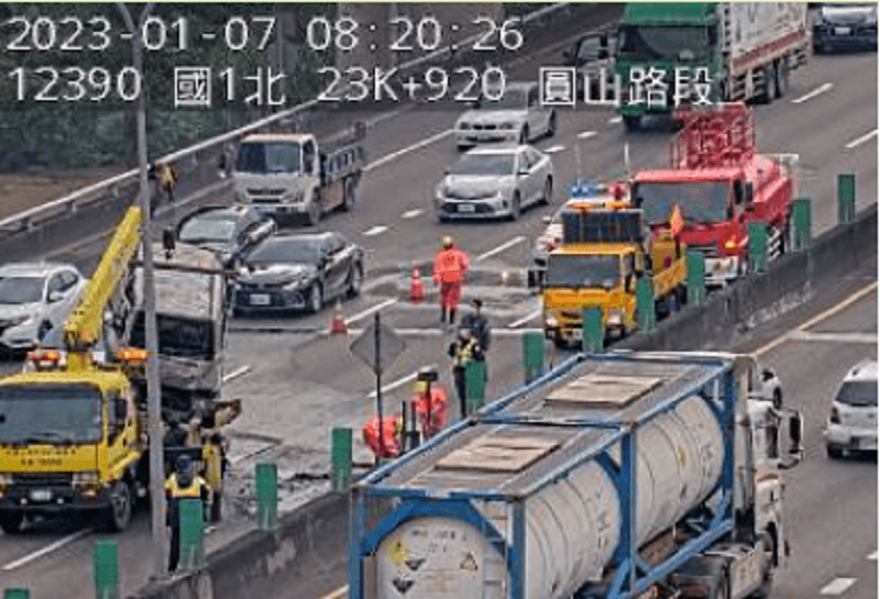 快訊/國1圓山段南下火燒車！小貨車「原因不明突冒煙」　現場回堵中