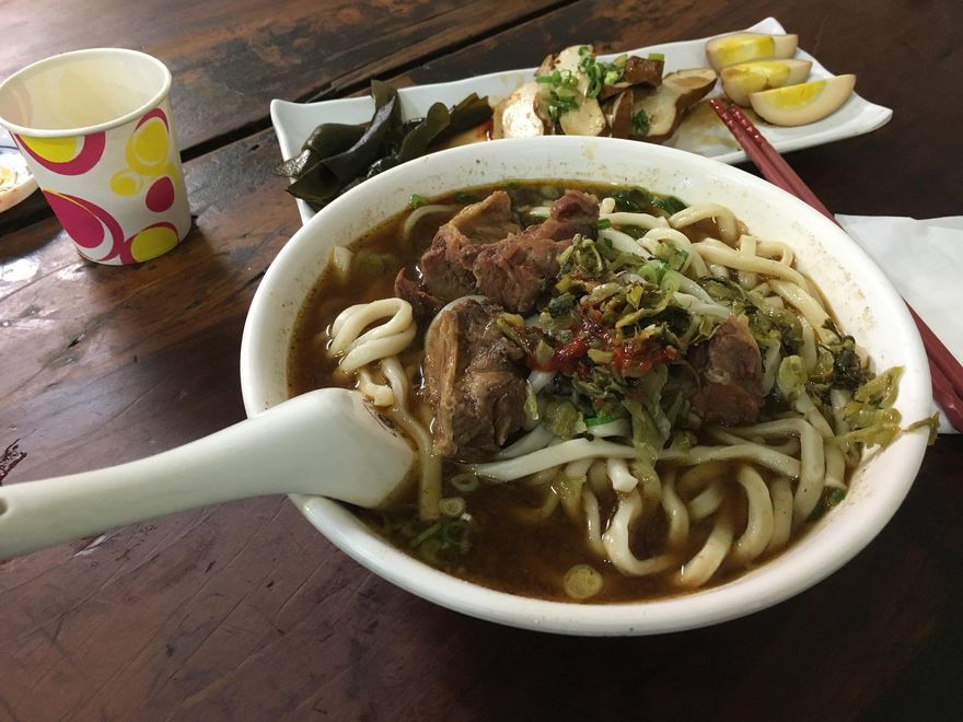 遵守家規不吃牛！20年後外公帶他吃牛肉麵　1句話讓他崩潰