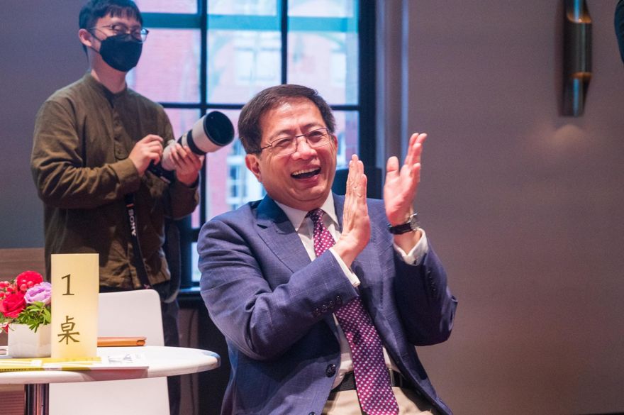 管中閔卸任台大校長　播MV「其實不想走」　笑翻眾人