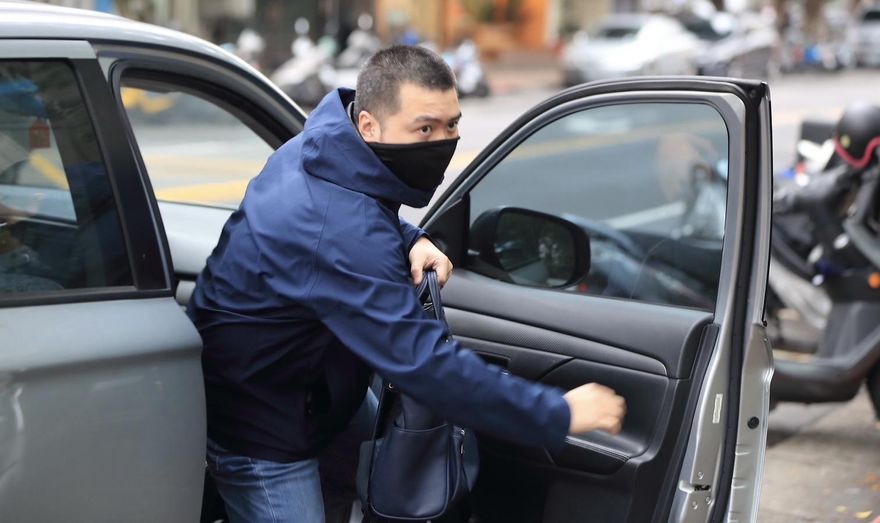 警方防搶演練宣導怪招盡出　這個有像傑森史塔森？