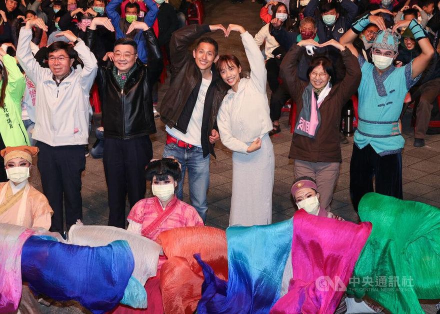 吳怡農選前之夜邀劇團演出 支持者湧進花博同歡