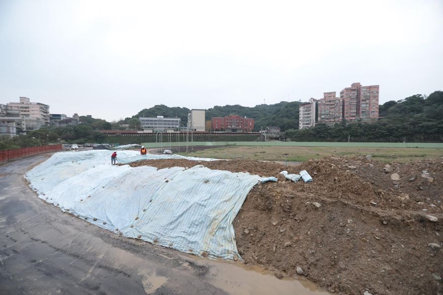 基隆也有「大秘寶」？！田徑場變廢土棄置場　前市府卸任前倉促發包