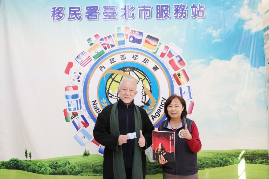 澳大利亞籍舞蹈教授張曉雄深耕台灣　獲移民署頒發永久居留梅花卡