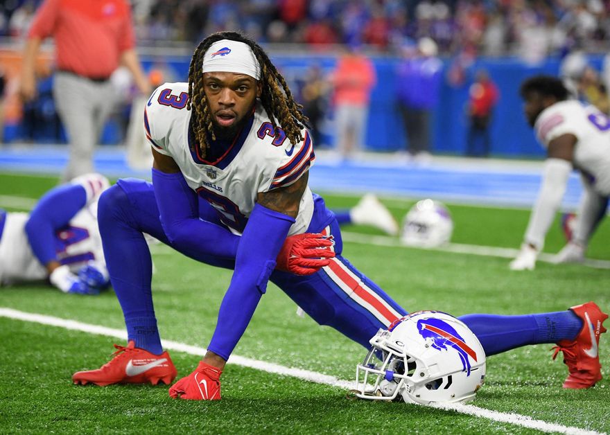 影/心臟驟停撿回一命！NFL球員病床比愛心　水牛城比爾奪勝祝福