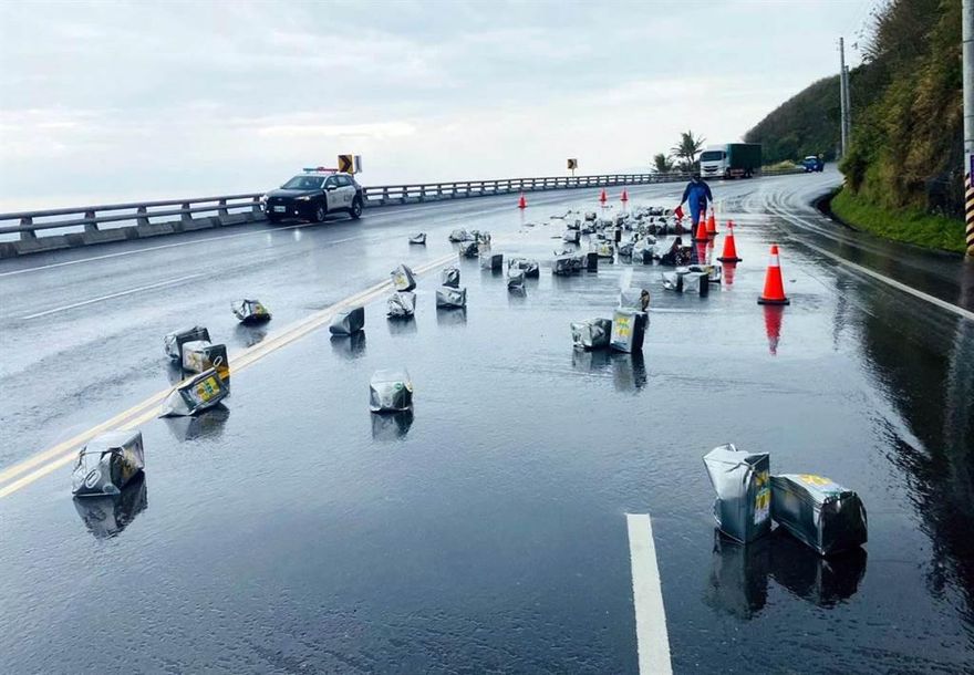 小心道路油油的！「100桶沙拉油」掉落大武鄉台9線上　目前清除油漬中