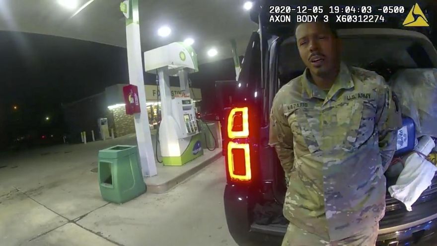 影/穿軍服也難逃歧視！美國黑人士兵遭白人警察無理毆打、噴辣椒水　今開庭審理