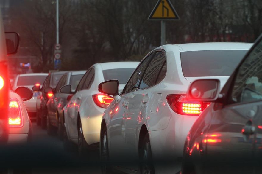 過年出遊最怕塞車！　營養師示警：當心憋出尿道炎