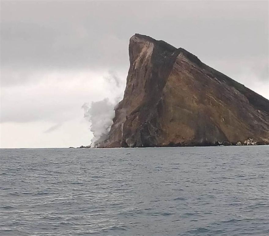 「龜頭」狂噴白色濃煙！龜山島磺煙奇景再現　東北角風管處：正常能量釋放