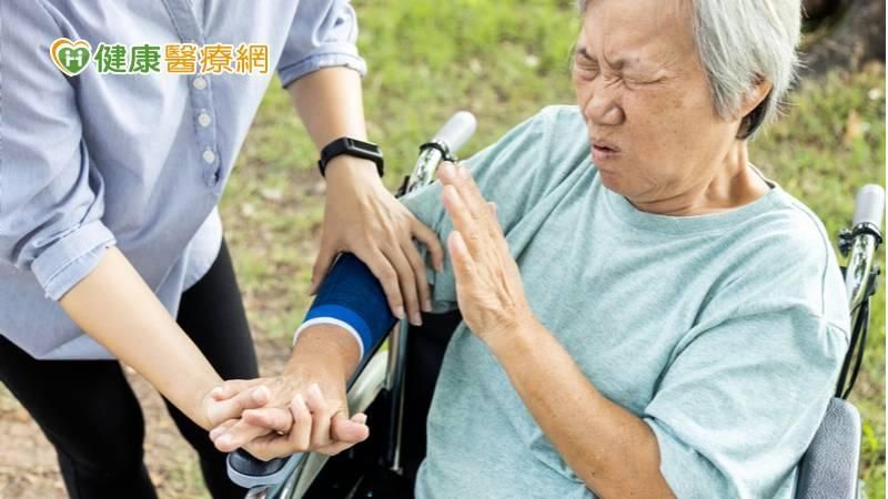 58歲婦梳頭髮沒力氣、手舉不起來以為是五十肩　就醫才知竟是「這疾病」！