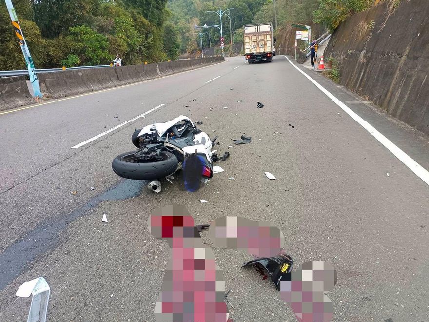 快訊/台南龍崎發生嚴重車禍！疑碰撞貨車摔飛…22歲騎士無生命跡象送醫