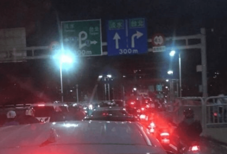 快訊/關渡橋「轎車砂石車擦撞」！下班車流嚴重回堵塞成停車場
