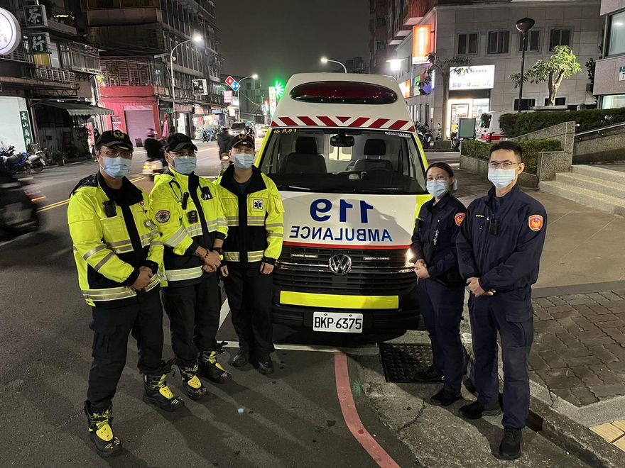 新莊男突倒地命危！新配備「電動骨針」建功…5警消接力搶回一命