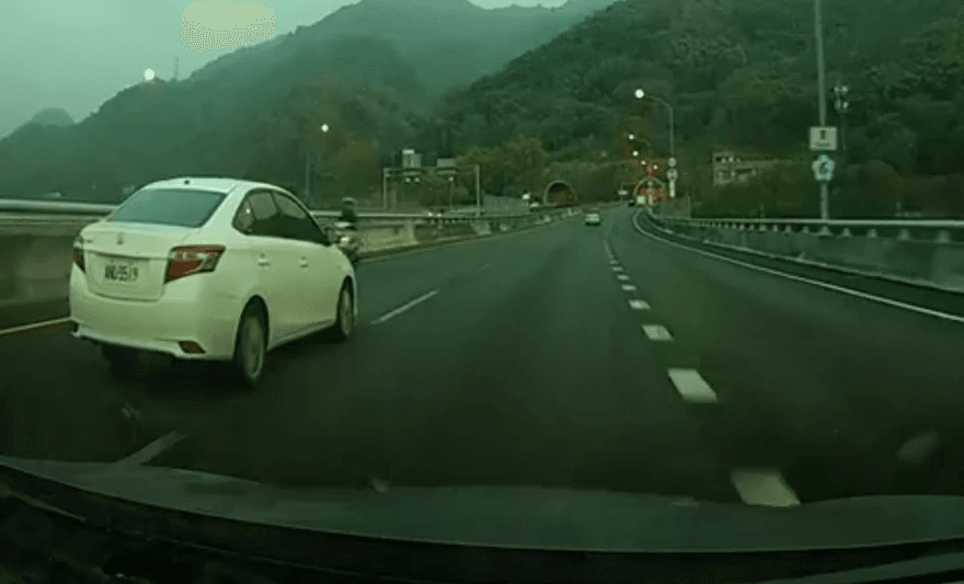 影/想死別害別人啦！機車三寶國道內線逆向狂飆　轎車駕駛急閃避險撞上
