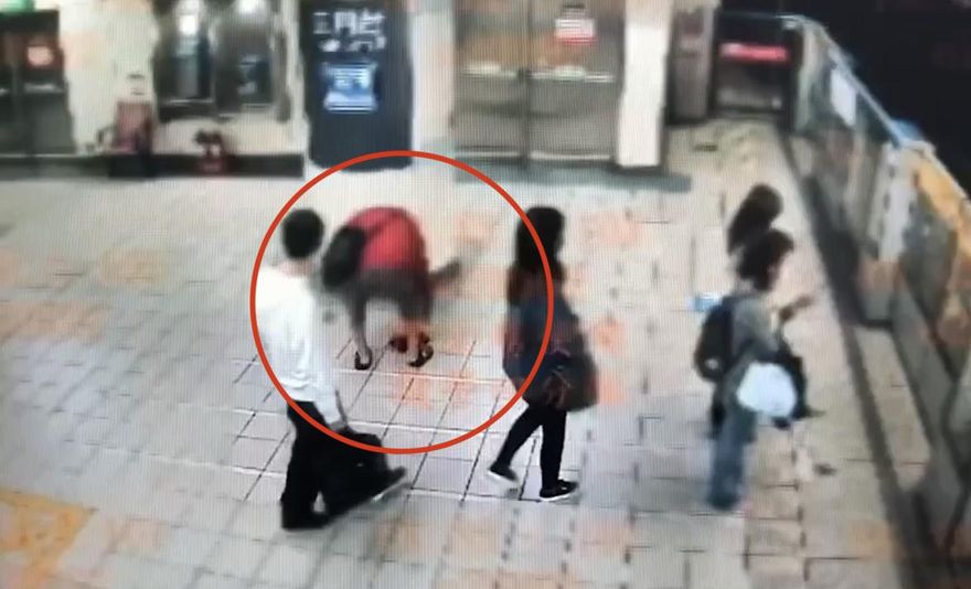 8旬翁捷運站撿包包起貪念　車廂內爽數鈔票塞口袋監視器現惡行