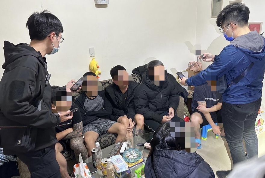 板橋民宅頻飄惡臭鄰居受不了　警破毒窟搜出大量毒品