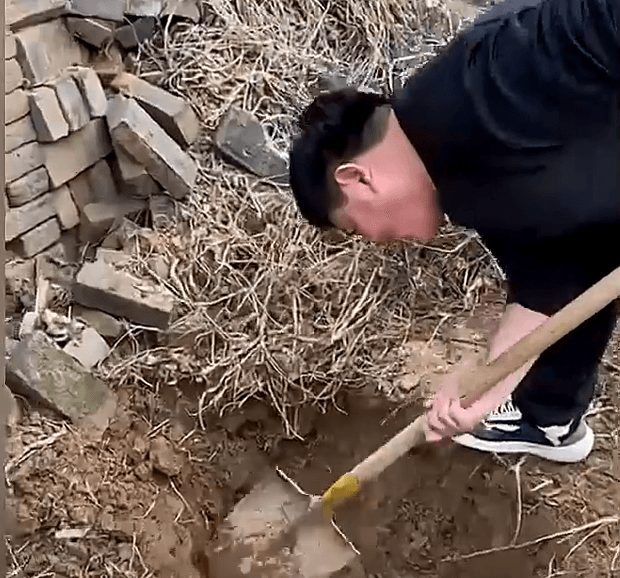 男子埋酒許願竟「成空」　浪漫舉動卻遺漏細節網笑翻：埋了個寂寞！