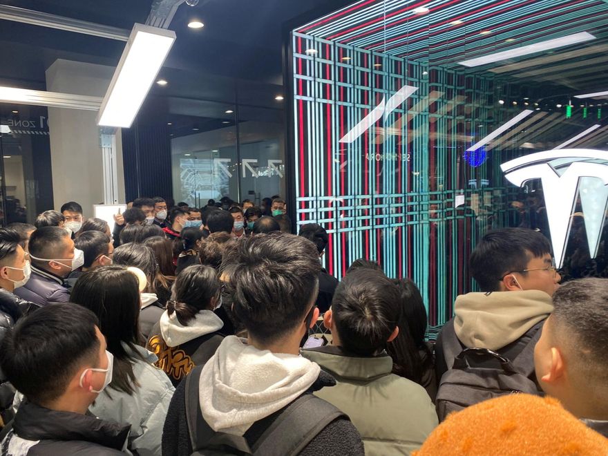 最強豬隊友！特斯拉車主發起維權抗議　當場受低價吸引「又入手一台」