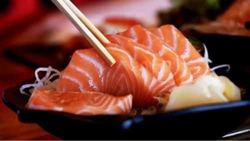 吃完生魚片突腹痛、想吐　男子照胃鏡驚見「活跳跳寄生蟲」！醫嘆：胃酸也殺不死