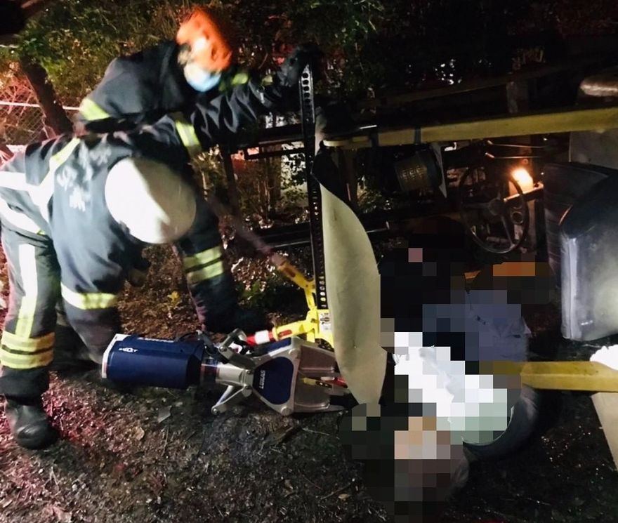 影/推高機「整台翻覆壓身」致重傷　苗栗8旬翁失去呼吸心跳送醫搶救