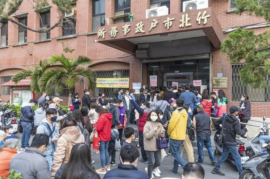 影/「只要入籍」爽領6000元　逾1200人擠爆竹北戶政事務所 誇張人潮嚇壞公務員！