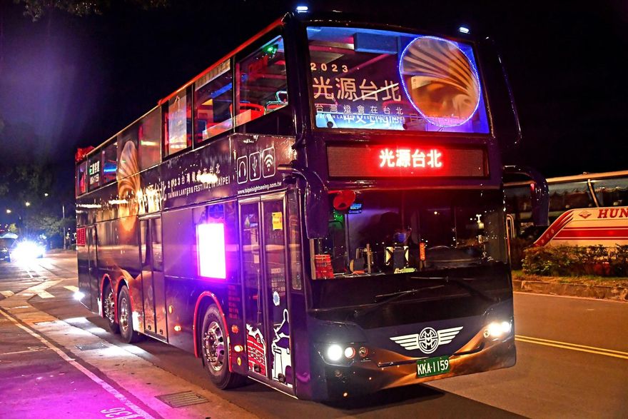 雙層觀光巴士成賞燈列車！　住北市飯店搭車免錢