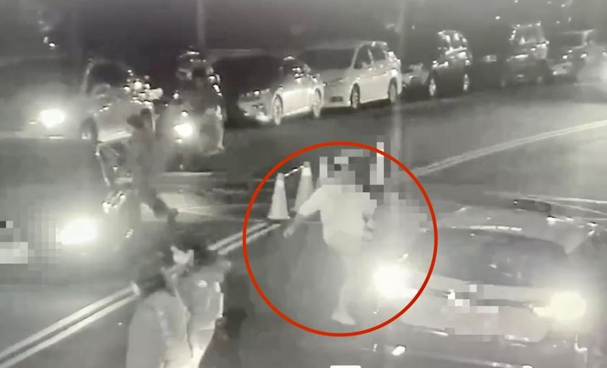 行車糾紛北市街頭大暴走　白衣男狠踹、空氣槍射擊計程車