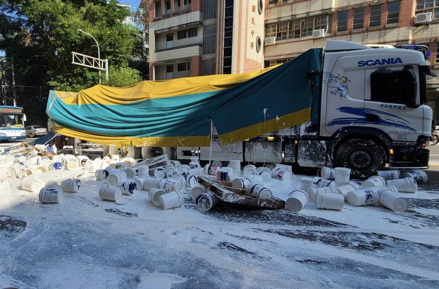 真正的「掉漆」！大貨車載10噸油漆　固定繩鬆脫滿地白浪滔滔
