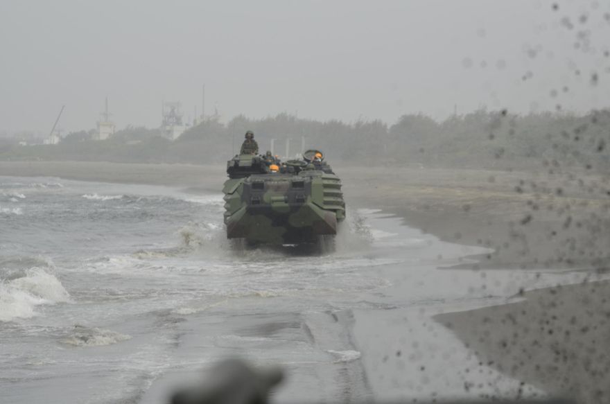 影/海軍陸戰隊實戰化射擊   AAV-7兩棲突擊車搶灘登陸  紅隼反坦克火箭精準命中目標