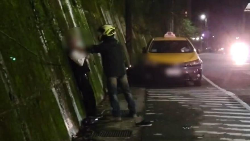 影/汐止騎士不滿被逼車！2拳擊倒小黃司機…目擊民眾驚「他被掐到快沒氣了」