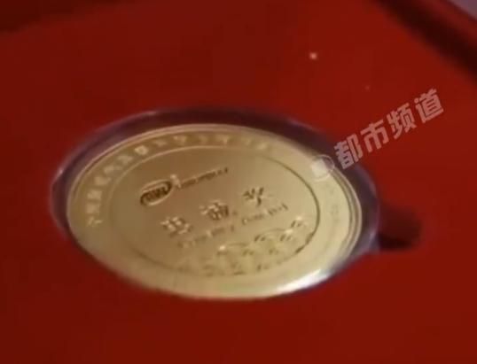 超佛心老闆！公司年終獎　老員工人手一個30克金牌　網友全羨翻：還缺人嗎