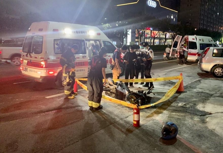 高雄鳳山機車追撞汽機車後起火　3人手腳擦傷送醫