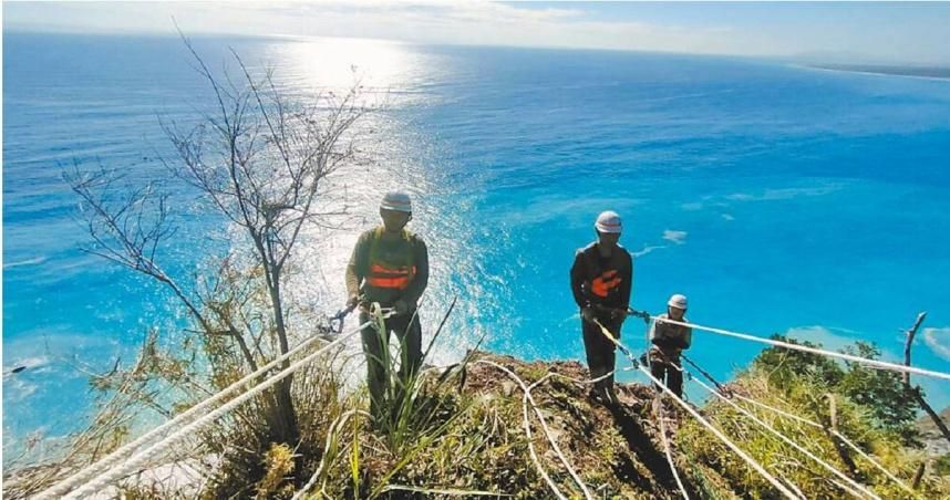 工人變身「蜘蛛人」吊掛邊坡清土石　蘇花公路下午5時有望搶通
