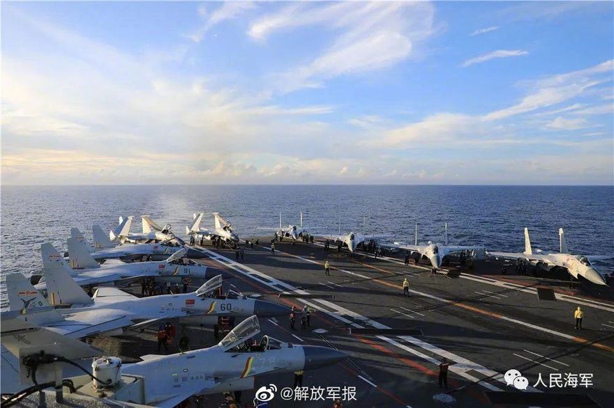 再槓南海！美尼米茲號航母巡弋　解放軍曝山東艦演練艦載機大合影