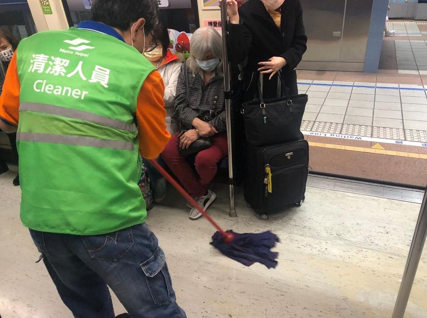 北捷高效率紅到國外！乘客打翻飲料...清潔人員僅花「6分鐘」上車清理　法國男嘆：歐洲不可能