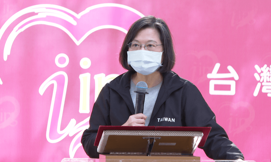 蔡英文出席活動脫口罩突被問「您確診過了嗎？」　男主持人慘遭維安拉到一旁