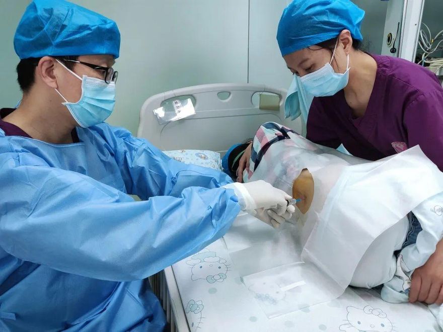 被「蔡政府健保放棄」的罕病女童赴陸治療　今回台過年與家人團聚