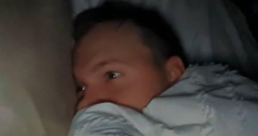 太嚇人！人妻半夜驚見尪「瞪著自己」睡覺　影片曝光網嚇喊：離婚吧