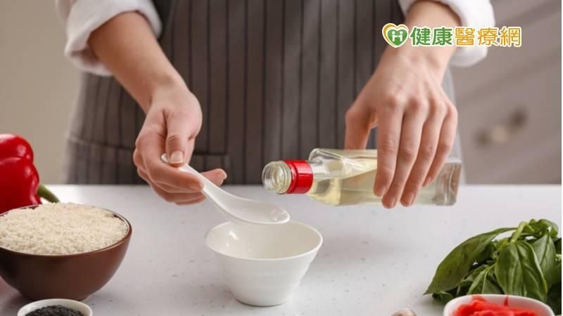 小心吃錯醋！煮菜何時該加醋？專家曝最佳時機