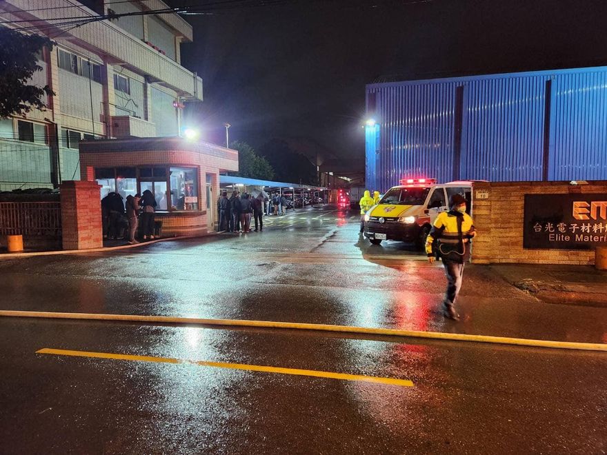 台光電桃園廠貯存槽自燃爆炸！濃煙竄挾帶臭味狂飄　他急喊「這些人」快關窗