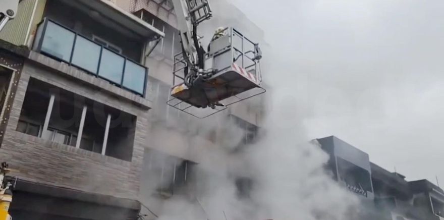 快訊/瑞芳公寓火警…5機車助燃！6人逃奔頂樓　消防隊出動雲梯車救人