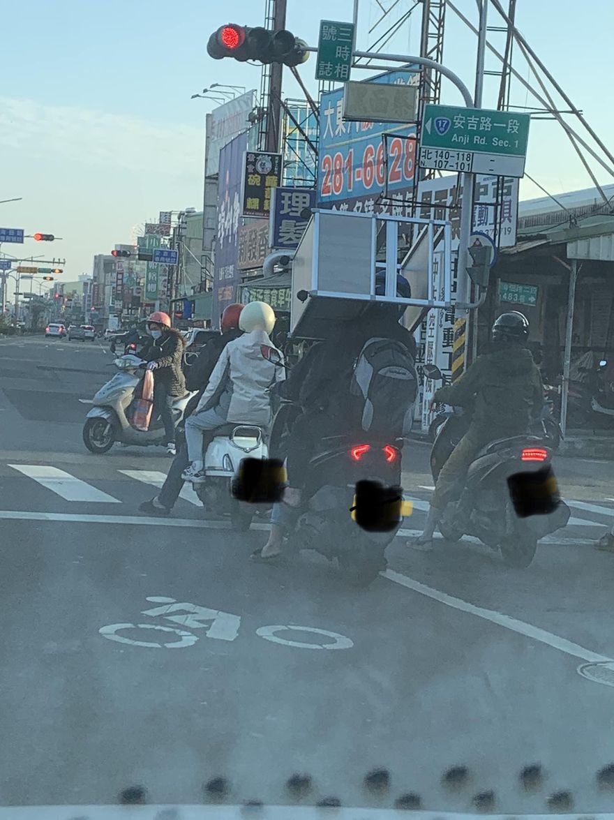誇張！台南騎士竟用脖子「載貨」　大家看傻眼：原來還能這樣載