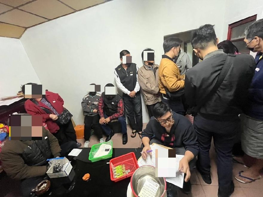 影/開賭試手氣果然很背！彰化警破職業賭場逮30賭客　專車接送培養客源全栽了