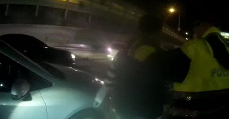 把警察當人形立牌！酒駕男見臨檢急停與友「換位」　頂罪遭識破下場慘