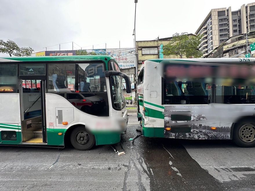 快訊/新北新莊公車急煞！後車「親屁股」擋風玻璃碎　乘客震傷撞斷牙齒3傷